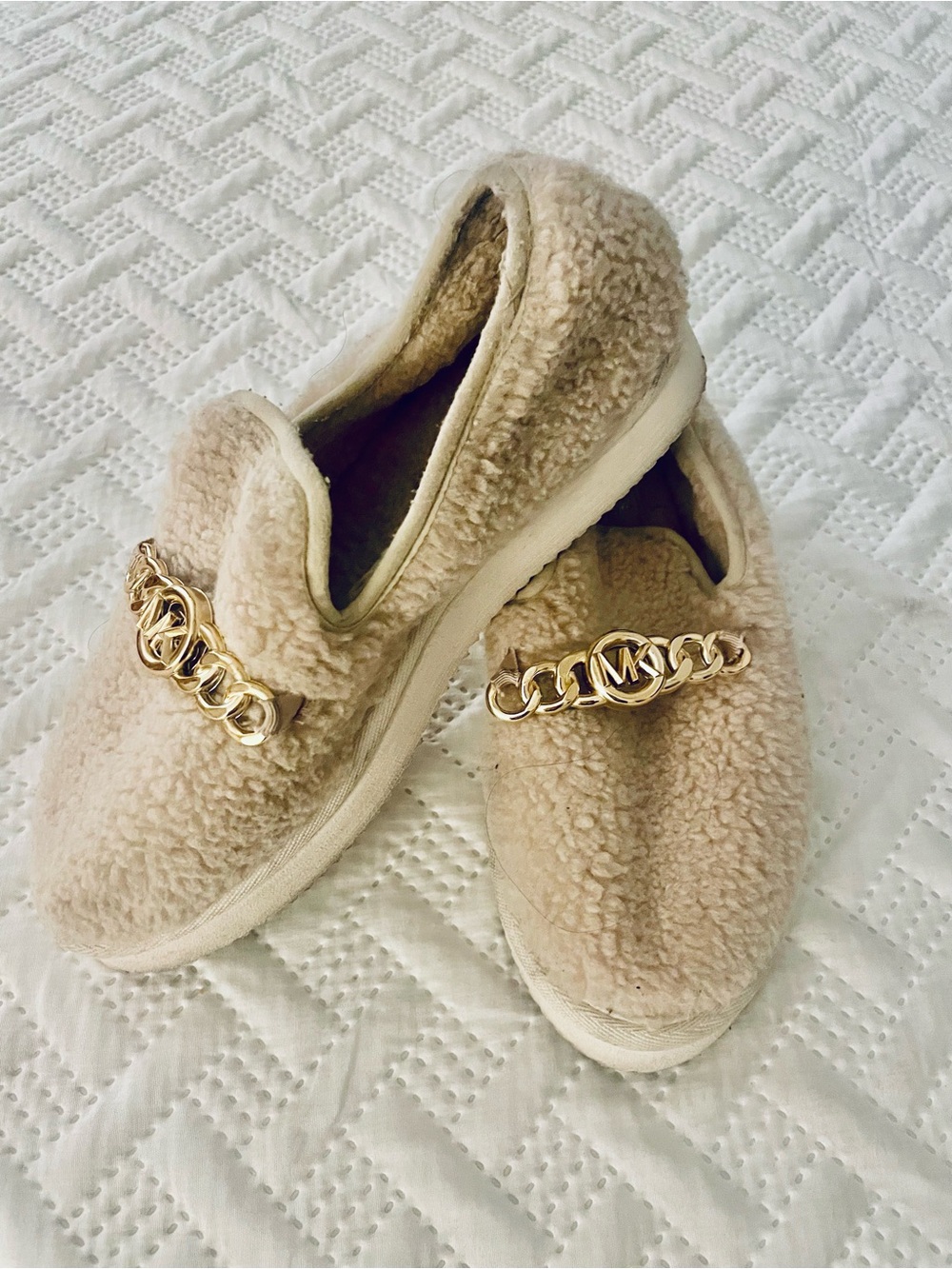 Michael Kors Kids Beige Faux Shearling Slip-On with Gold Chain